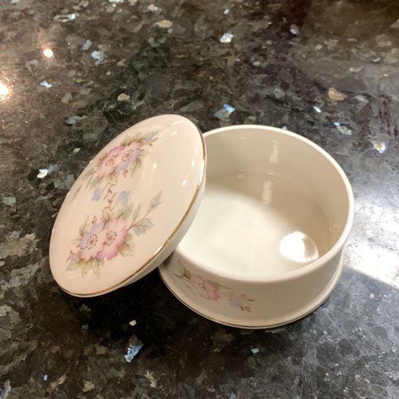 Porcelain lidded trinket dish - Picture 2 of 4